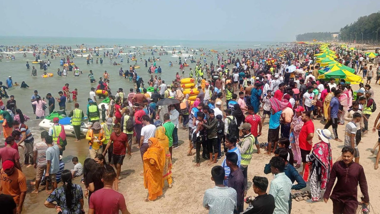 ঈদের ছুটিতে কক্সবাজারে পর্যটকের ঢল